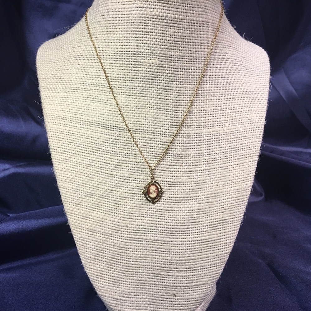 Small vintage profile necklace